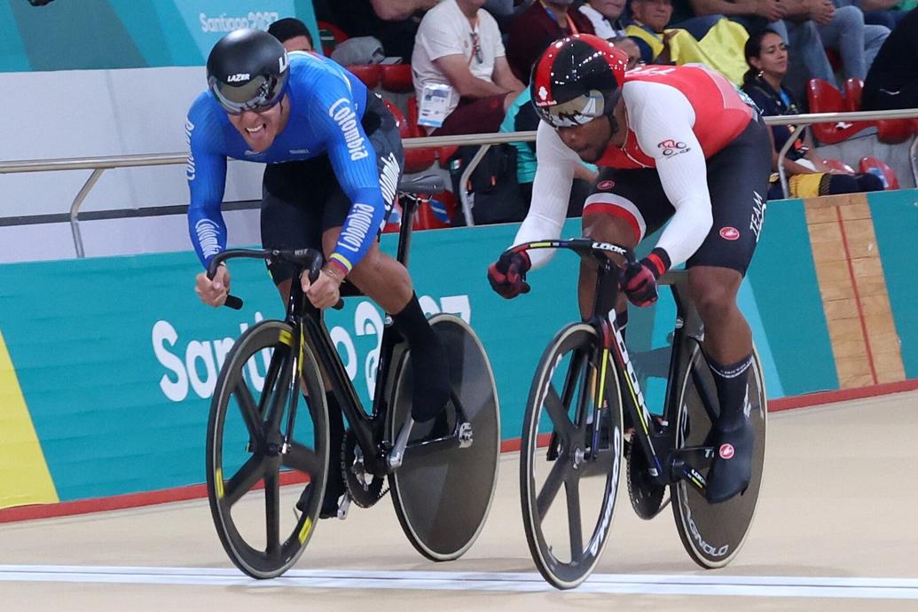 SPEED MERCHANT: TTO top sprint cyclist Nicholas Paul, right, surges past Colombia’s Cristian Ortega during their first ride-off of their quarter-final pairing, at the Velódromo at the Parque de Peñalolén last evening. —Photo courtesy Photosport/Panam Sports (Image obtained at trinidadexpress.com)