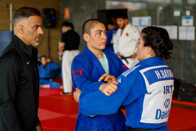 Melika and Habiba warming up in Malaga with IRT coach Vahid Sarlak, October 2025. - Photographs by Gabriel Juan (Image obtained at ijf.org)